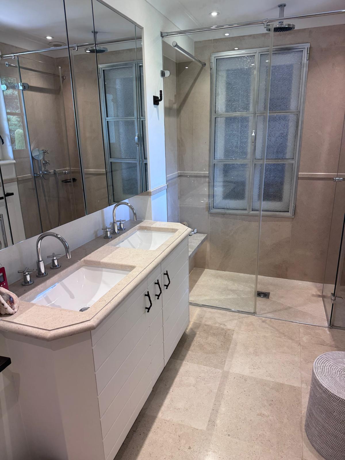Salle de bains avec douche vitrée réalisée par SARL JBC